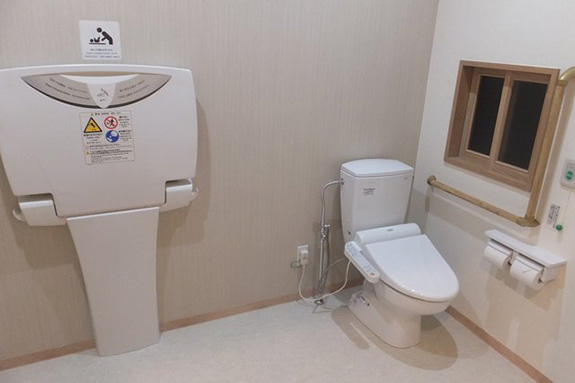 院内バリアフリーです。段差はありません。もちろんトイレもバリアフリーです。車椅子の方でも利用できます。