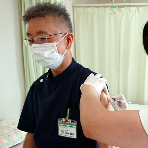 写真：ワクチン接種を行う職員