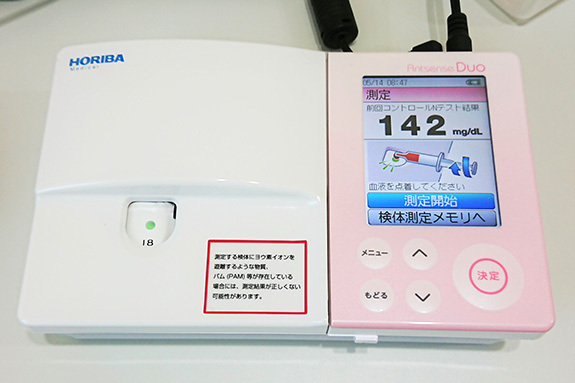 写真：血糖値測定器